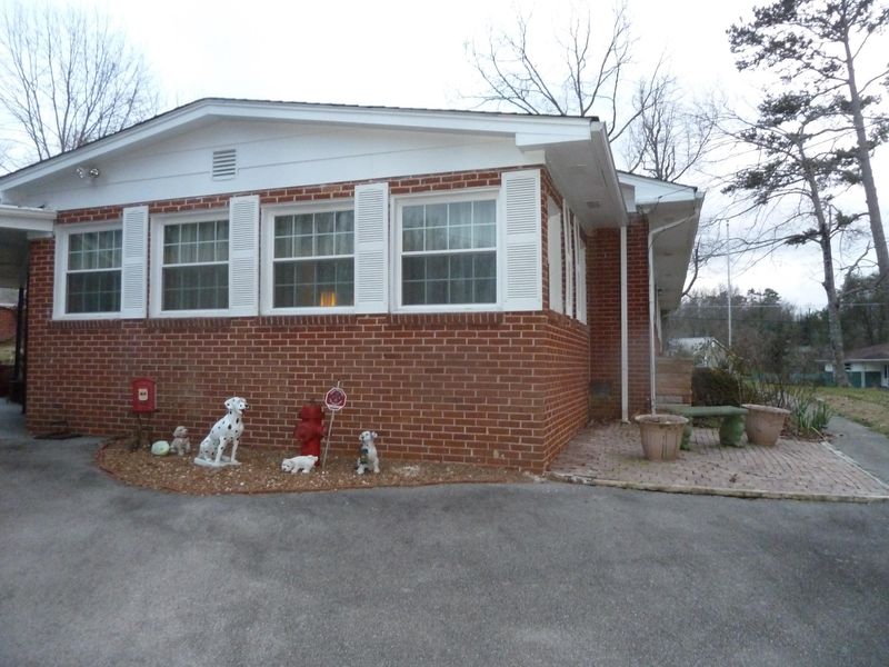 9208 Burchfield Dr, Oak Ridge, TN 37830
