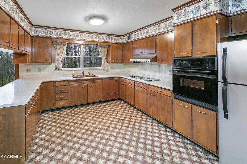 921 Carrington Rd, Knoxville, TN 37909