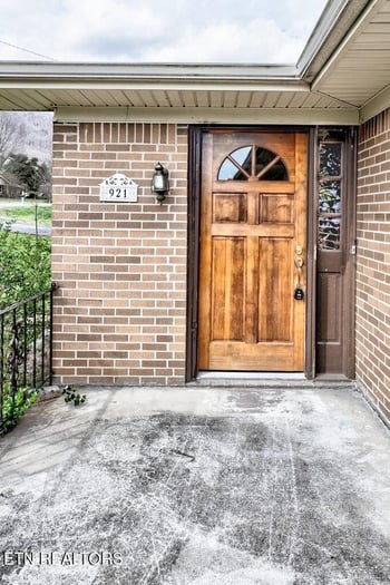 921 Hilltop Dr, Jacksboro, TN 37757