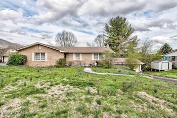 921 Hilltop Dr, Jacksboro, TN 37757