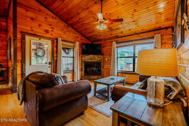 921 Mcmakin Way, Pigeon Forge, TN 37863
