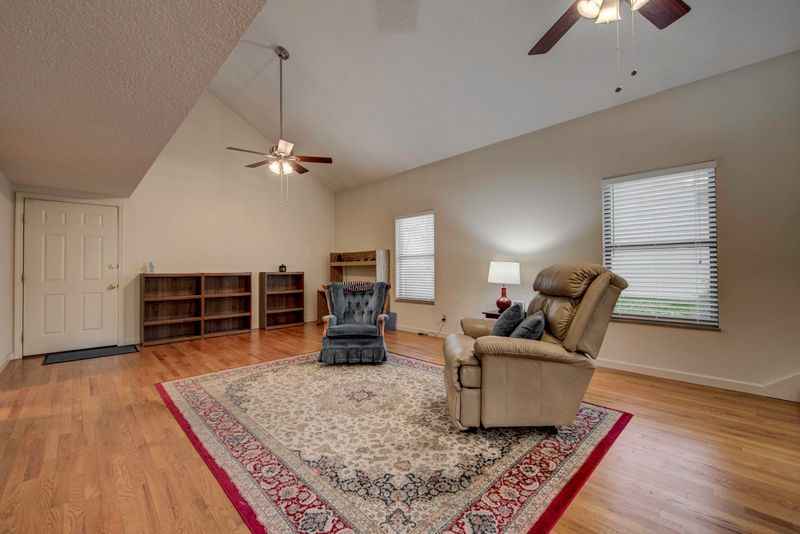 921 Melton Hill Cir, Clinton, TN 37716