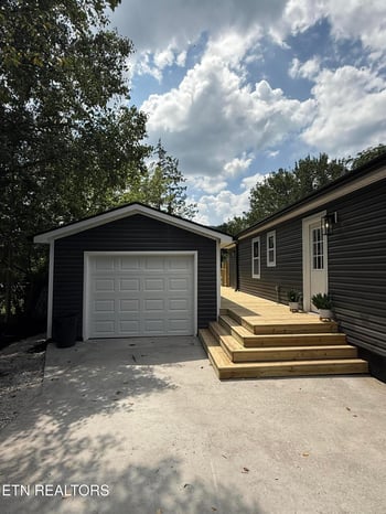 921 Vivian Ave, Rocky Top, TN 37769