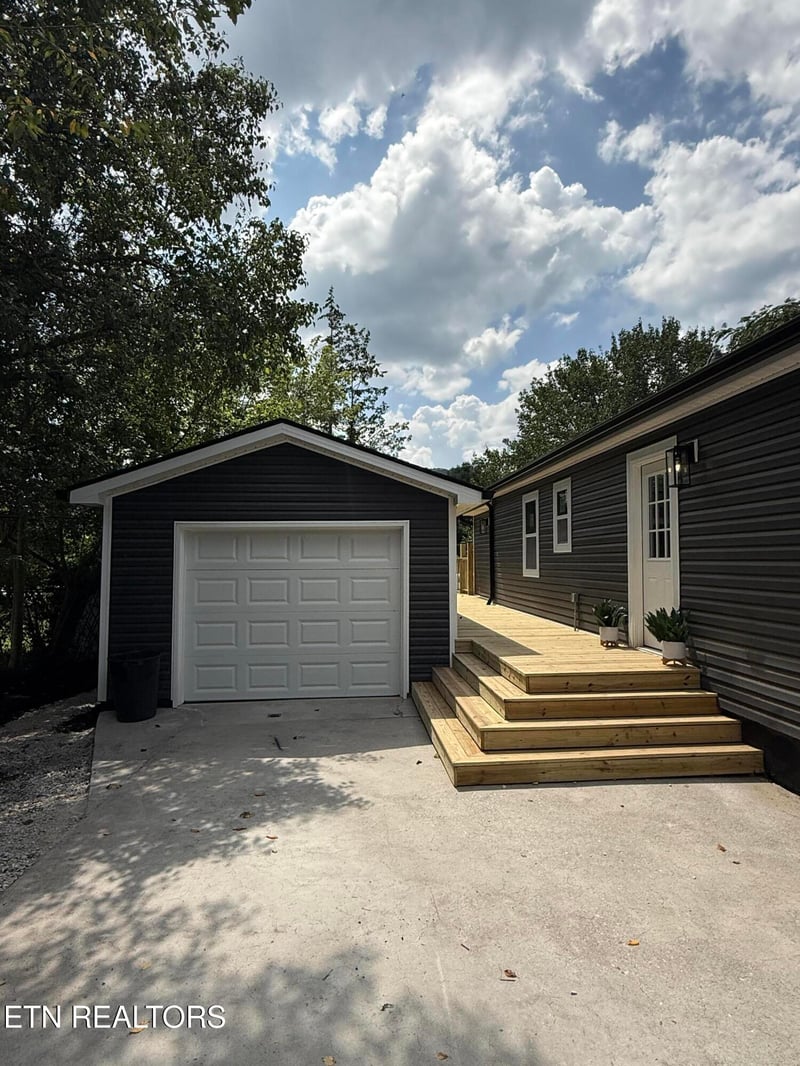 921 Vivian Ave, Rocky Top, TN 37769