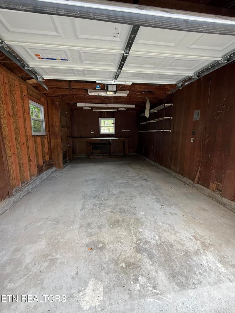 921 Vivian Ave, Rocky Top, TN 37769