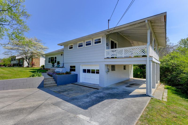 9220 Happy Ln, Oak Ridge, TN 37830