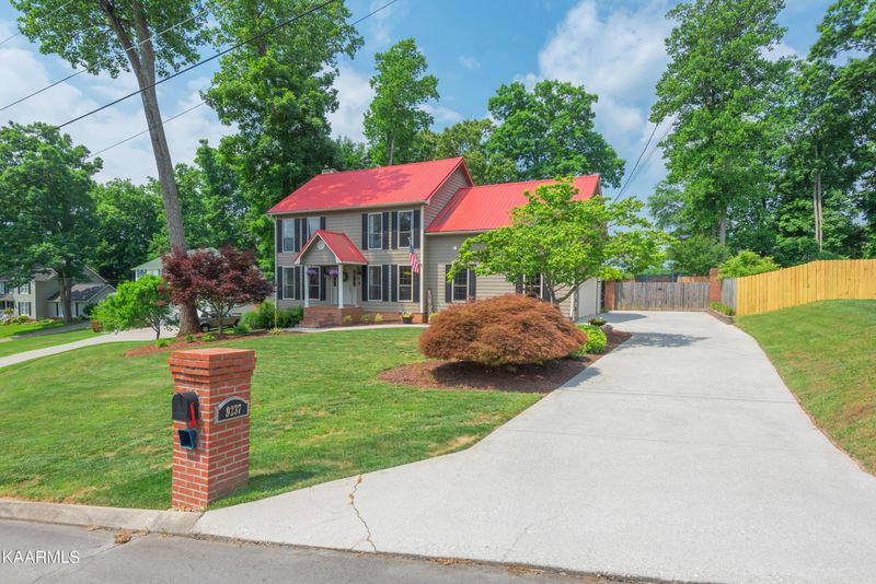 9237 Hollander Ln, Knoxville, TN 37931