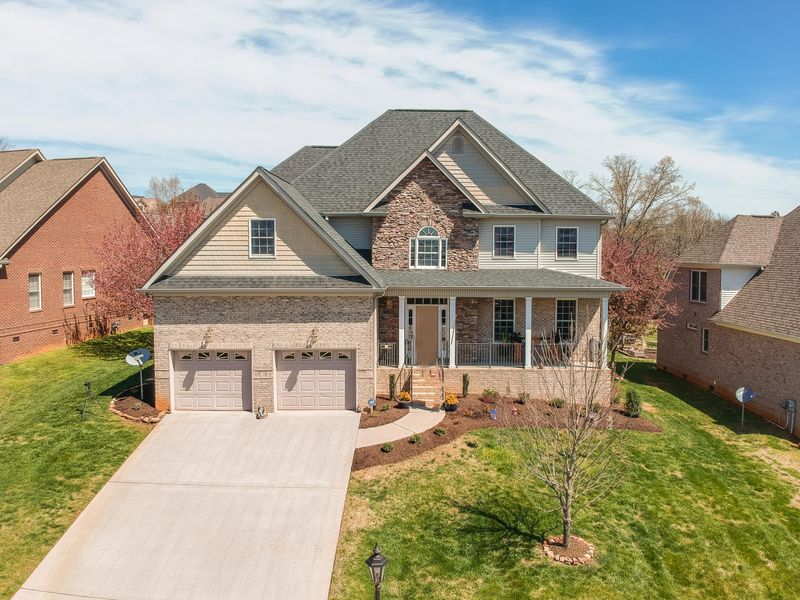 925 Britts Dr, Lenoir City, TN 37772