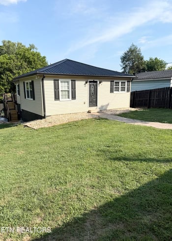 925 Medaris St, Clinton, TN 37716