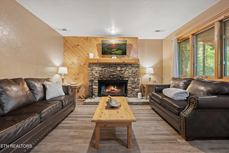 925 Sunshine Tr, Gatlinburg, TN 37738