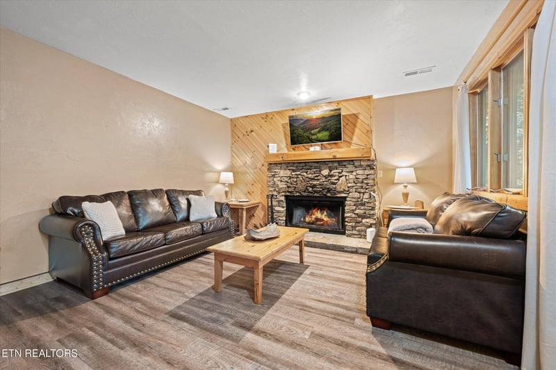 925 Sunshine Tr, Gatlinburg, TN 37738