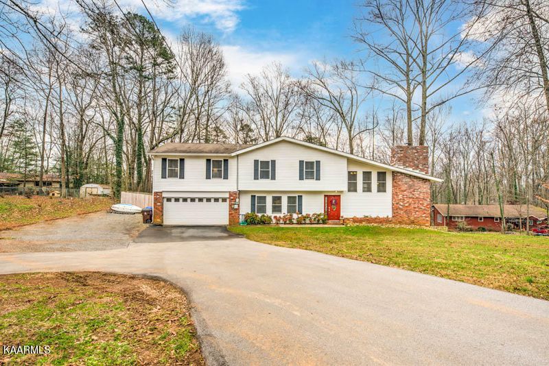 925 W Outer Dr, Oak Ridge, TN 37830