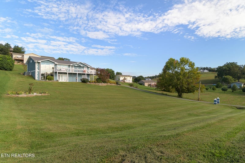 926 Hilltop Ln, Kodak, TN 37764