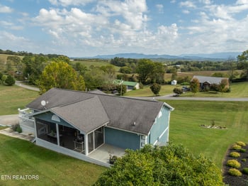 926 Hilltop Ln, Kodak, TN 37764