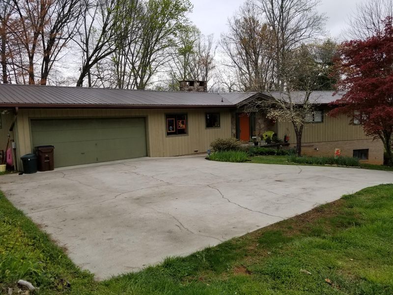 926 W Outer Dr, Oak Ridge, TN 37830