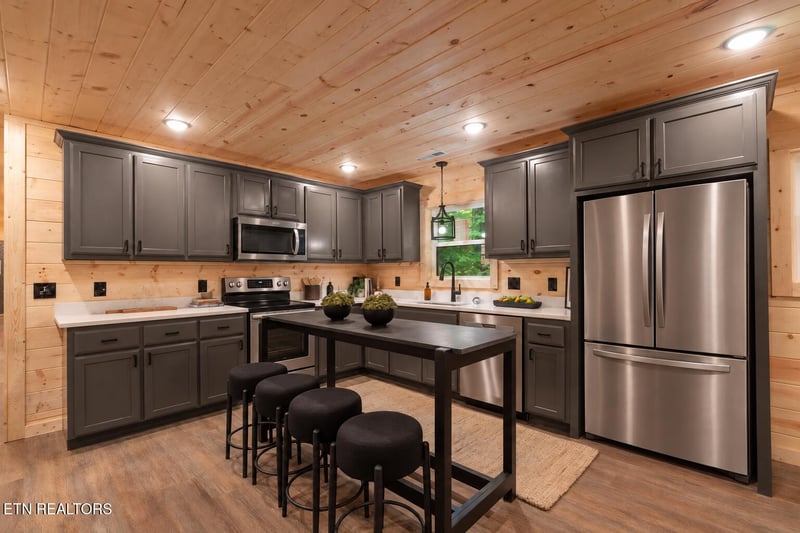 927 Carvers Ln, Sevierville, TN 37876