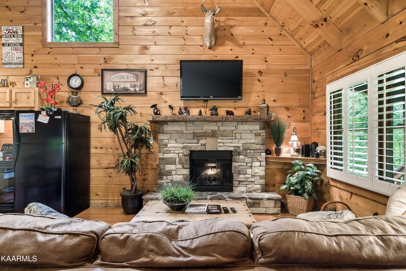 927 Hideaway Hills Cir, Sevierville, TN 37862