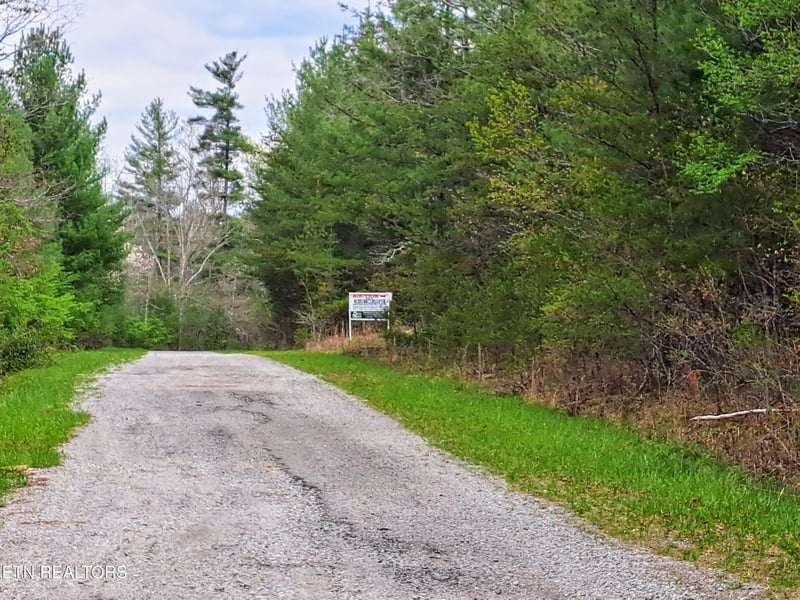 927 Paola Dr, Crossville, TN 38572