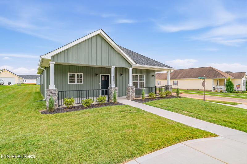 927 Stratford Ave, Sweetwater, TN 37874