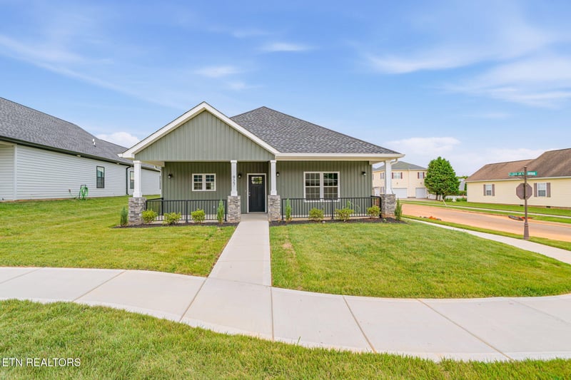 927 Stratford Ave, Sweetwater, TN 37874