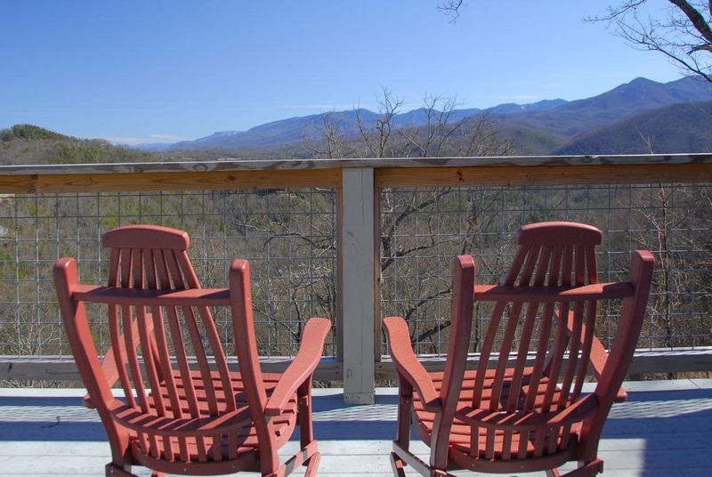 928 Village Loop Rd, Gatlinburg, TN 37738