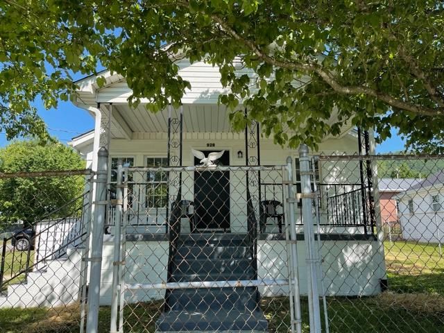 928 W Walden St, Lafollette, TN 37766
