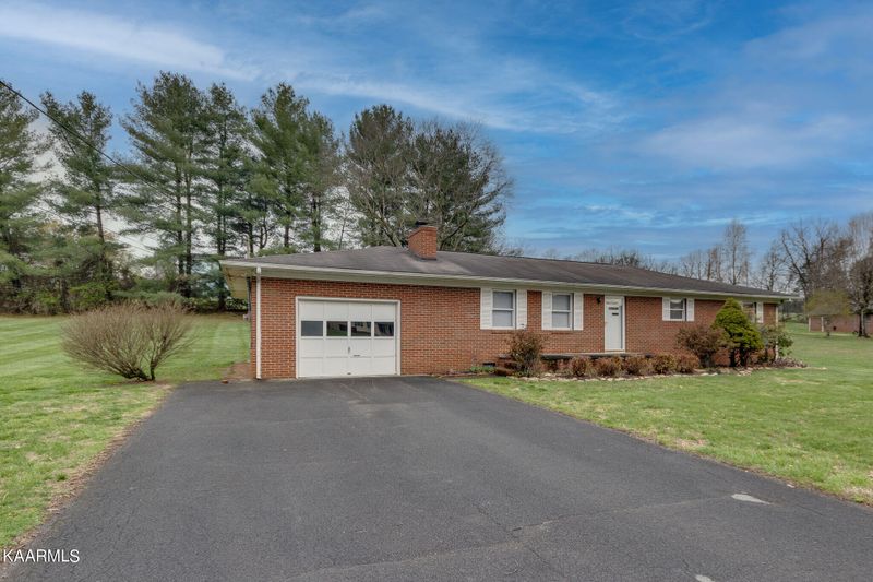 929 N East End Rd, Strawberry Plains, TN 37871
