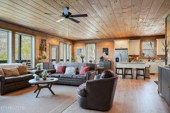 929 Pine Top Ln, Gatlinburg, TN 37738