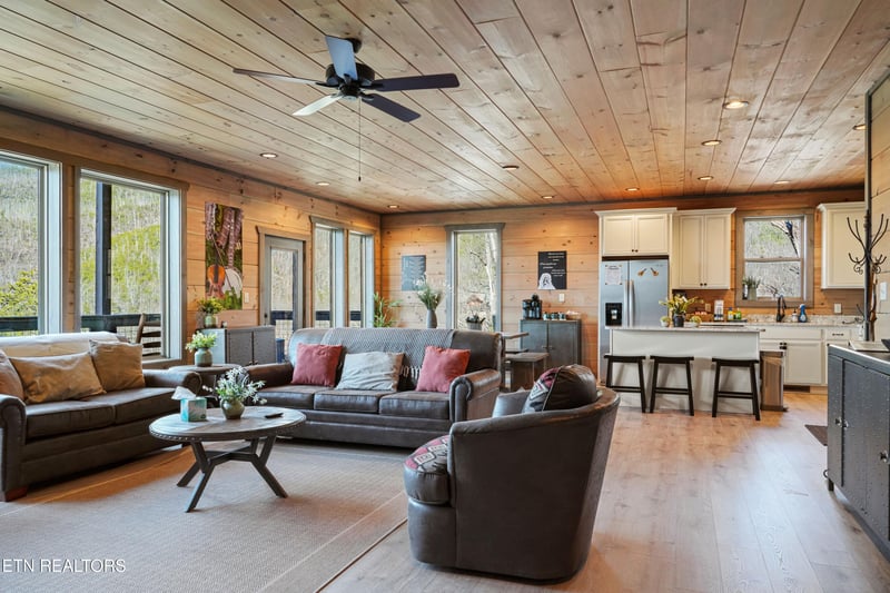 929 Pine Top Ln, Gatlinburg, TN 37738
