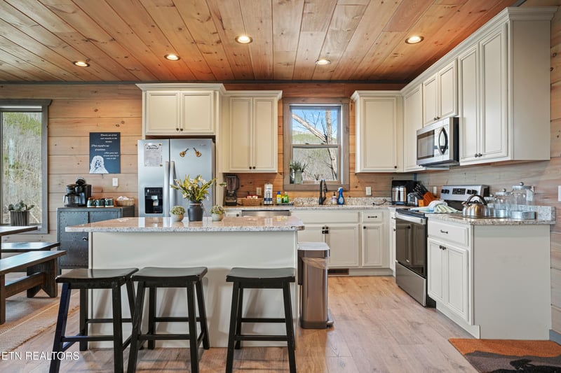 929 Pine Top Ln, Gatlinburg, TN 37738