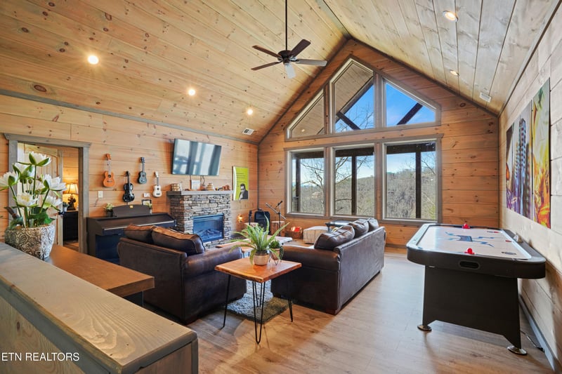 929 Pine Top Ln, Gatlinburg, TN 37738