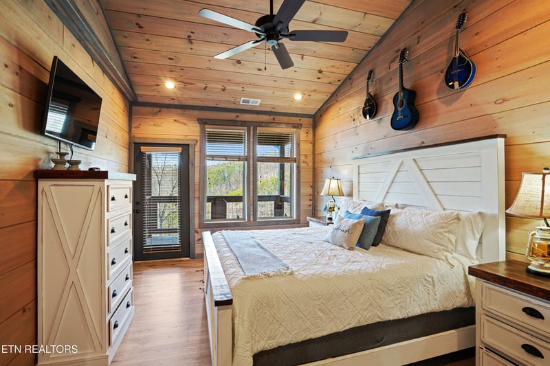 929 Pine Top Ln, Gatlinburg, TN 37738