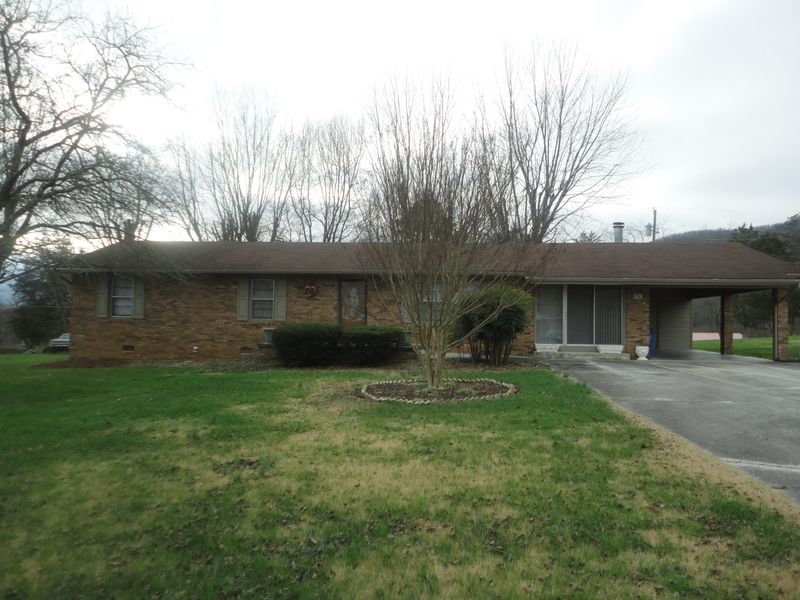 930 Hilltop Rd, Jacksboro, TN 37757