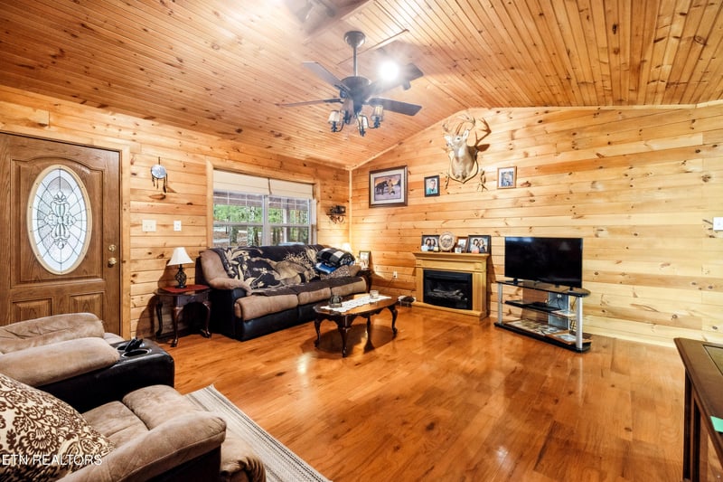 930 Wilderness Tr, Oneida, TN 37841