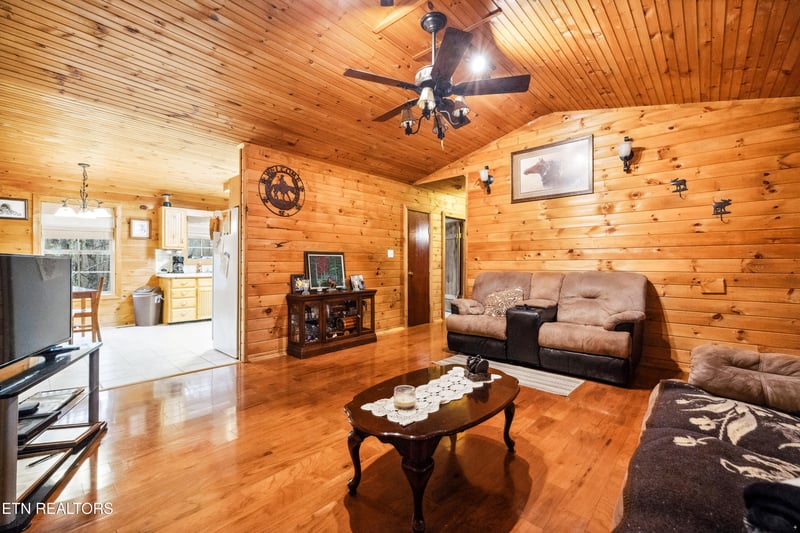 930 Wilderness Tr, Oneida, TN 37841