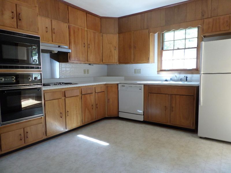 934 W Outer Dr, Oak Ridge, TN 37830