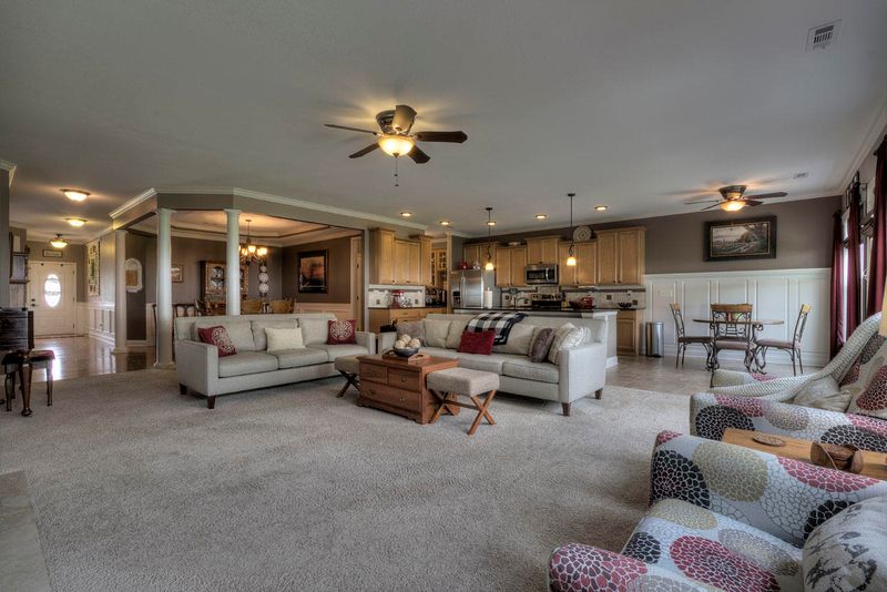 937 Granada Dr, Lenoir City, TN 37772