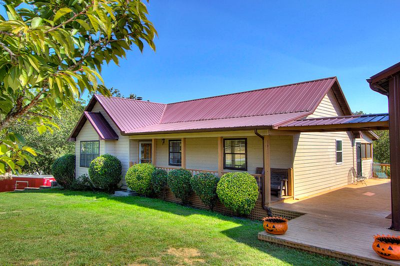 937 Hidden Harbor Ln, Sevierville, TN 37876
