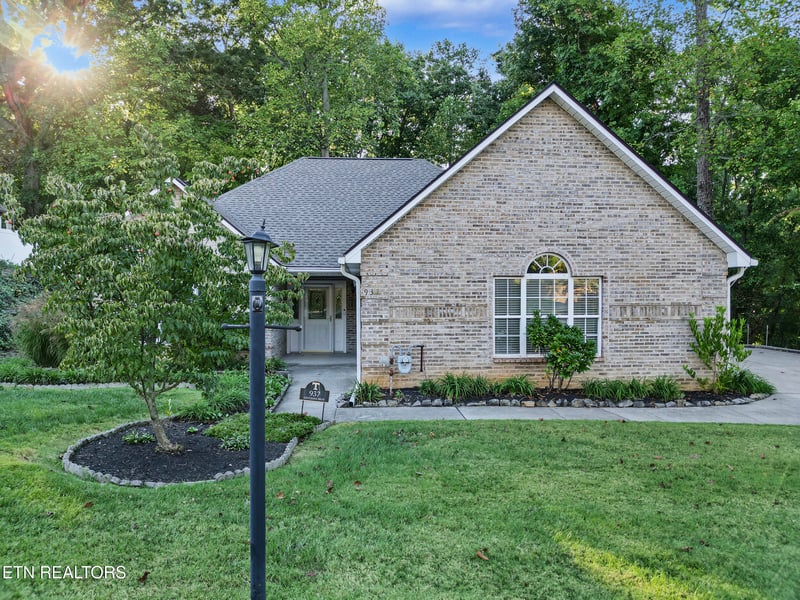 937 Saint Johns Dr, Maryville, TN 37801