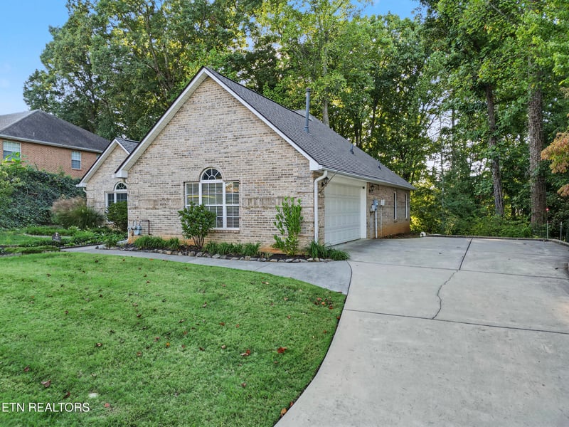 937 Saint Johns Dr, Maryville, TN 37801