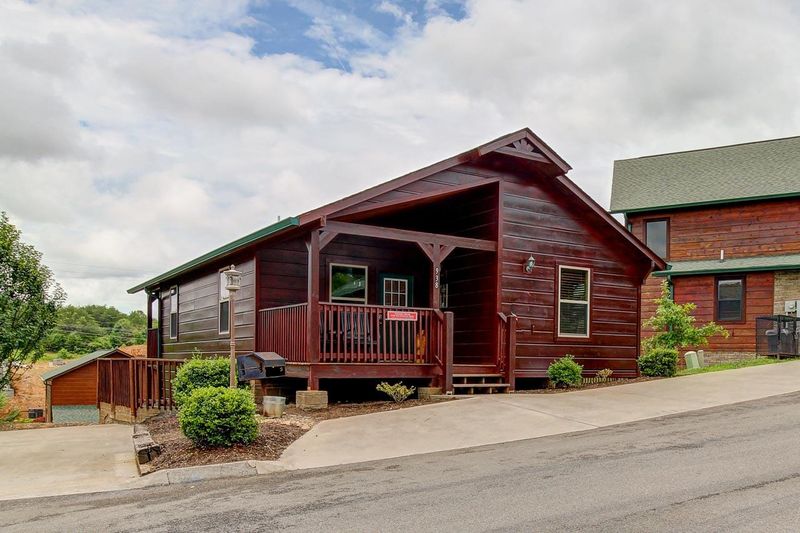 938 Mcmakin Dr, Pigeon Forge, TN 37863