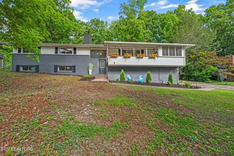 938 W Outer Dr, Oak Ridge, TN 37830