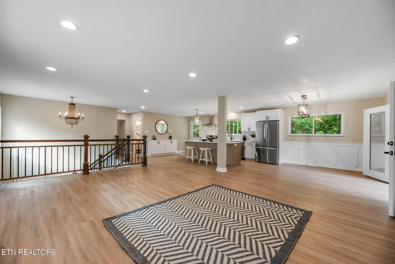 938 W Outer Dr, Oak Ridge, TN 37830