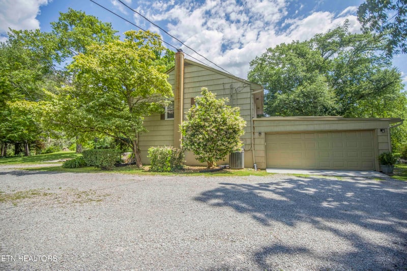 94 Reservoir Rd, Norris, TN 37828