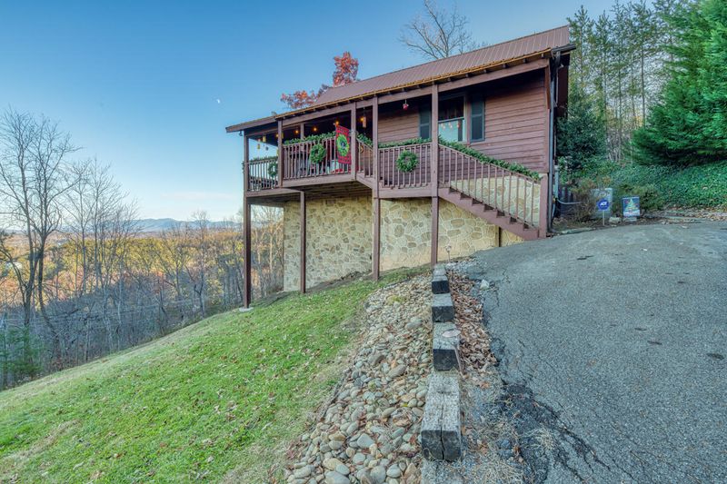 940 Pine Mountain Rd, Sevierville, TN 37862