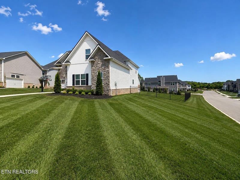 9400 Liberty Bell Rd, Powell, TN 37849