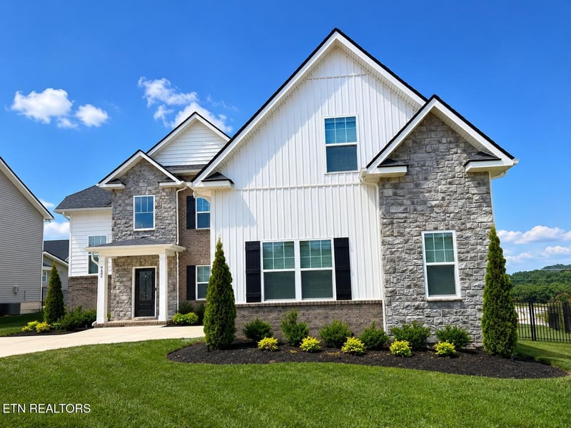 9400 Liberty Bell Rd, Powell, TN 37849
