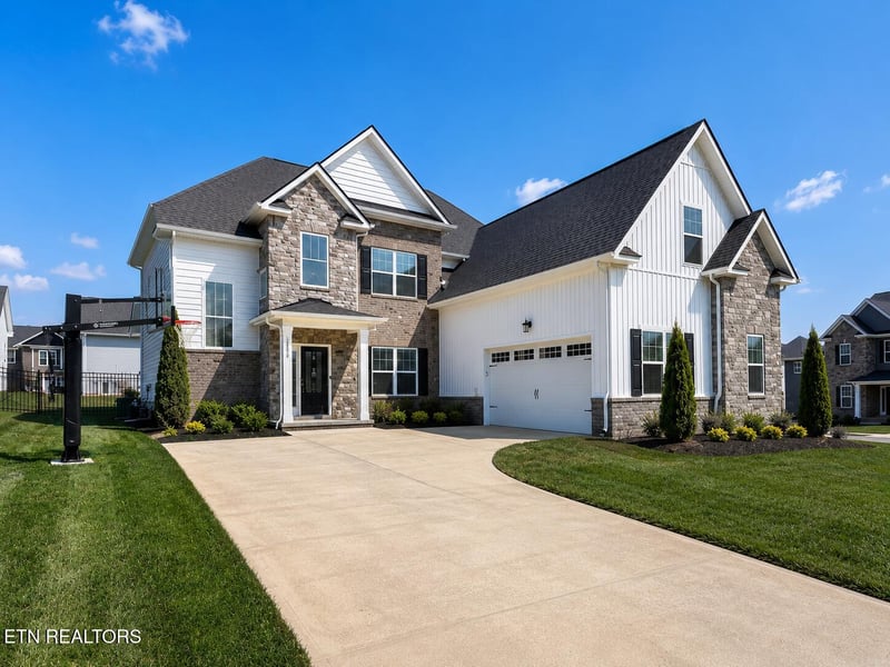 9400 Liberty Bell Rd, Powell, TN 37849