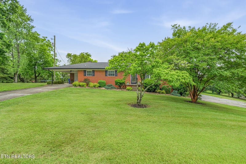 9402 Johnson Rd, Strawberry Plains, TN 37871