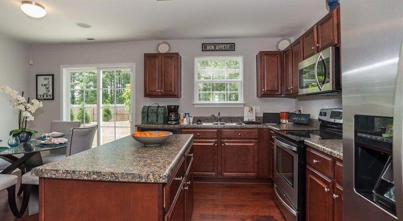 9408 Calla Lilly Ln, Mascot, TN 37806